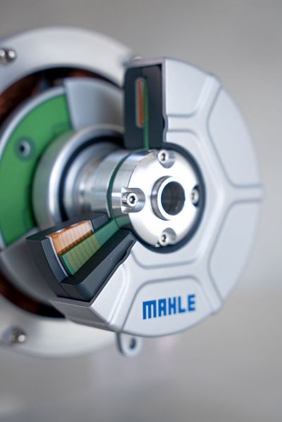 ...er überträgt die elektrische Leistung kontaktfrei. (Bild: Mahle)