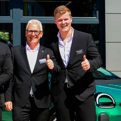 Das Führungsteam der Autowelt Hartmann: (v.l.) Oliver Hartmann, Wito Wagner und Yannick
Hartmann (Bild: Autowelt Hartmann)