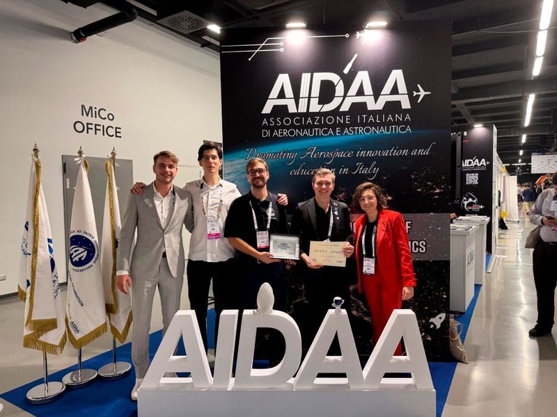 Denis Acker (2. v.r.) und seine Teamkollegen von Astraeus beim International Astronautical Congress (IAC) in Mailand. Die neu gegründete Hochschulgruppe legte einen gelungenen Start hin und setzt sich mit ihrem Konzept für eine Mondinfrastruktur gegen eine starke Konkurrenz durch. (Bild: Astraeus e.V.)