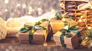 Ob und welche Steuerzahlungen für Präsente anfallen, hängt vom Wert der Sache und von den Beschenkten ab.  (shintartanya - stock.adobe.com)