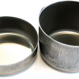 Bild 1: Der Näpfchenziehversuch zeigt, dass hochfeste Blechwerkstoffe aus Aluminium bei einer Temperatur um 200 °C eine deutlich bessere Umformbarkeit aufweisen (rechts) als bei Raumtemperatur (links).