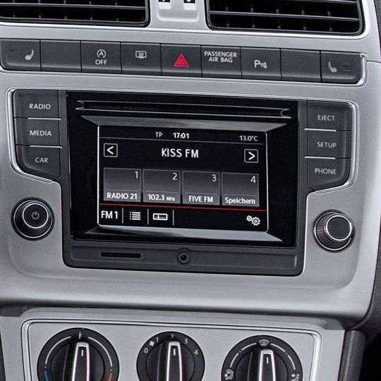 Rundfunkgebühren für Vorführfahrzeuge bleiben ein Ärgernis. Warum Pkw nicht als nicht-betiragspflichtige Handelsware behandelt werden, muss nun das Verfassungsgericht prüfen. (Bild:  Volkswagen)