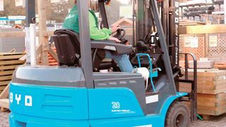 Hagebaumarkt hat seine Staplerflotte in Stadthagen um neue E-Stapler mit Lithium-Eisenphosphat-Batterien von BYD aufgestockt. (GSK)