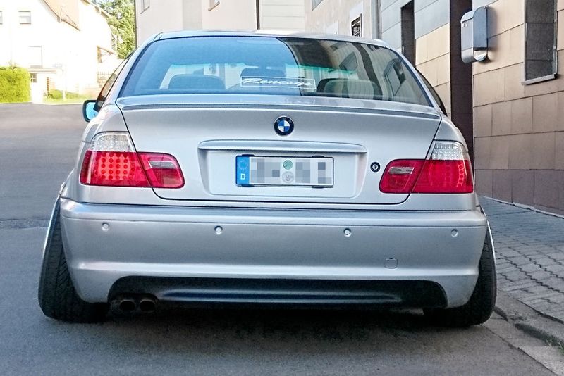 Groß in Mode ist in der Tuning-Szene derzeit das Spiel mit dem Reifensturz. Die hier gezeigte Maßnahme bringt außer einem kurzen Aha-Effekt allerdings nur Nachteile für Leistung, Haltbarkeit und Verbrauch. (KÜS)