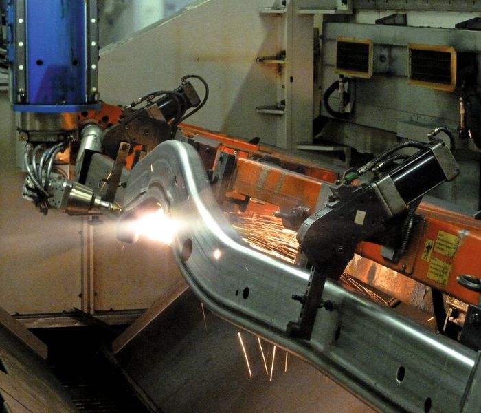 In vier Trumpf-3D-Laserzellen werden in die Längsträger die erforderlichen Löcher und Ausschnitte eingebracht. (Bild: Kuhn)