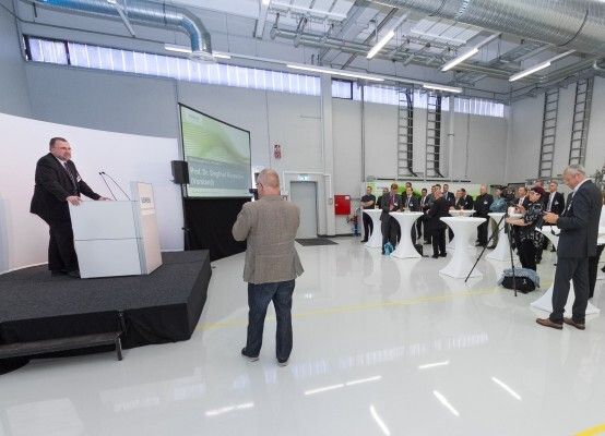 Bei der Eröffnung der neuen Produktionslinie für Elektromotoren am 16. September in Bad Neustadt verwies Siegfried Russwurm, Mitglied des Vorstandes der Siemens AG und CEO des Industry Sektors, auf die Vorreiterrolle des Unternehmens bei energieeffizienten Mobilitätslösungen. (Bild: Siemens AG)