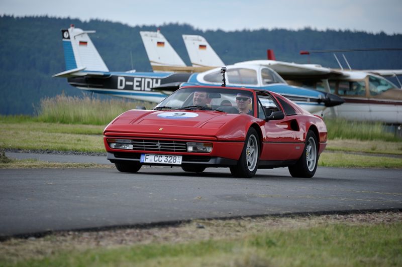 Ferrari 308 GTS bei der Gleichmäßigkeitsprüfung am Flughafen Michelstadt (Fritz Uhlig Lützelbach)