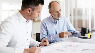Betreiber sollten eng mit Herstellern und Integratoren zusammenarbeiten: Der Austausch hilft, Unsicherheiten zu klären und gemeinsam Lösungen zu entwickeln. (Bild: Leuze)
