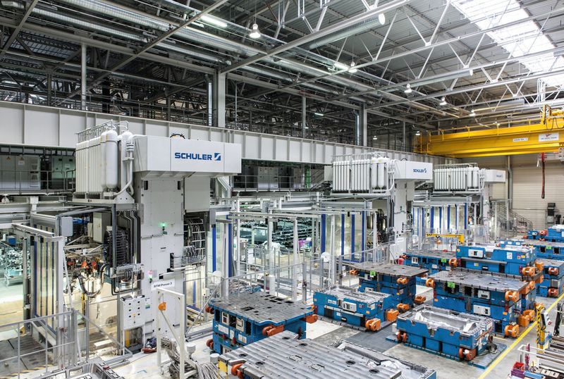 Schuler gilt auch als Wegweiser für die Umformung neuer und moderner Werkstoffe wie Composites (CFK), wie das Beispiel RTM-Pressen für den Elektrokleinwagen BMW i3 zeigt – 80 Jahre nach der Auslieferung einer Kurbelpresse an Peugeot. (Schuler)
