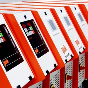 Temperiergeräte der Serie teco cs stehen in zwei Ausführungen zur Verfügung: Ein kostengünstiges Einstiegsmodell (Version e) und eine besonders ökonomische Lösung (Version t) mit Touchscreen.