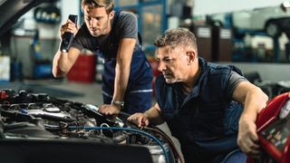 Kältemittel, allen voran R1234yf, ist alles andere als ungefährlich. Gerade deshalb sollte man auf ein Klimaservicegerät setzen, das hier unnötige Verluste vermeidet. „Low Emission“ heißt die Technologie bei Waeco, die Geld spart und die Umwelt schont. (Bild: © Drazen - stock.adobe.com)