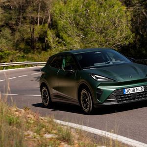 Der Auftritt des Raval verspricht Dynamik, Temperament und eine Portion elektrischen Überschwangs.(Bild:  Cupra via Autoren-Union Mobilität)