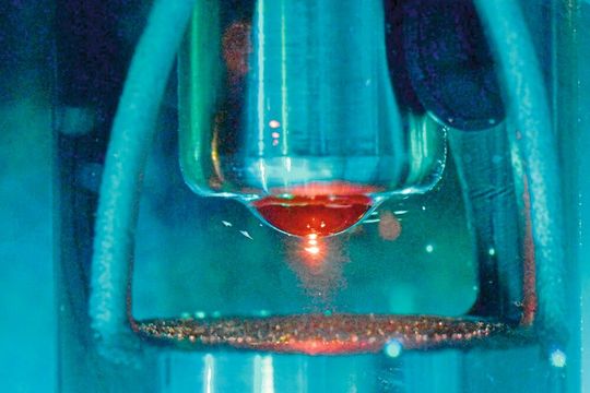 Eine Raman-Sonde als Teil des neuen Messsystems, das Mikroplastik mithilfe von Ultraschall in der Probe aufkonzentriert. Eine Raman-Sonde als Teil des neuen Messsystems, das Mikroplastik mithilfe von Ultraschall in der Probe aufkonzentriert.