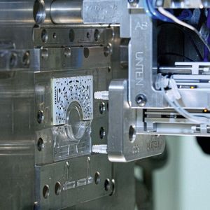 Eine besondere Herausforderung ist die Integration von Metallpins auf der Nucleocuvette, um eine Bestromung der Küvette für die Behandlung der Blutzellen zu ermöglichen.  (Bild:  Rodinger Kunststoff-Technik GmbH)