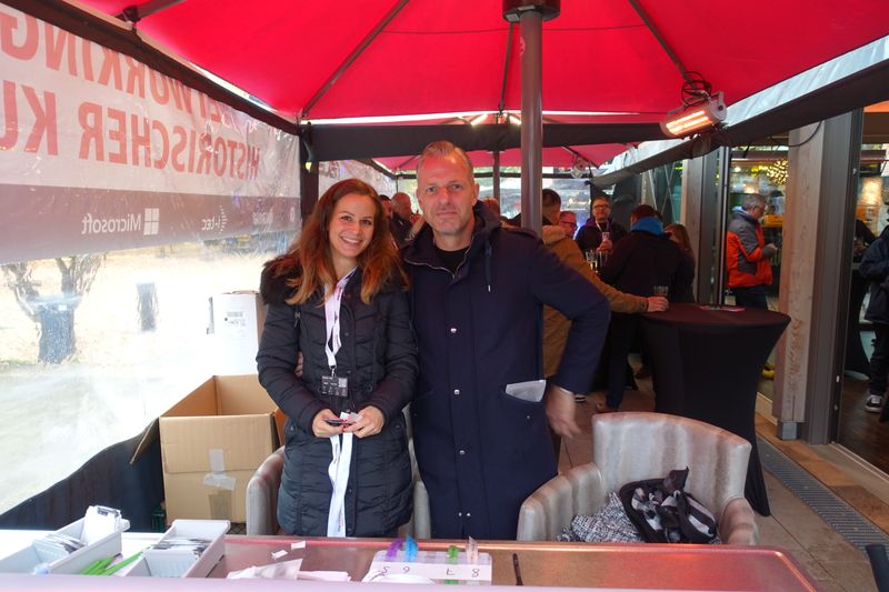 Sandra Kreikenbohm und Björn Siewert, S&K, begrüßen die Gäste und achten auf die 2G Regeleinhaltung. (Bild: IT-BUSINESS)