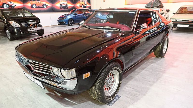 Die Celica, hier als GT-Variante von 1973, war ein Hardtop-Coupé, das dank zweier obenliegender Nockenwellen und Doppelvergasern besonders jüngere Fahrer ansprach und von diesen – siehe Exponat – auch gerne mal einer „Sport-Kur“ unterzogen wurde.   (Bild: Dominsky – »kfz-betrieb« )