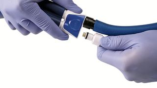 Durch die Daumentaste kann der Konnektor auch mit Handschuhen leicht gelöst werden. (Colder Products Company )