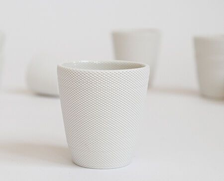 Die Tassen von Druckwerk haben eine gewebeartige 3D-gedruckte Textur auf der Außenseite. Jede Tasse ist ein Unikat. (Druckwerk/Purmundus Challenge)