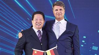 Harald Krüger (Vorstandsvorsitzender der BMW AG, rechts) mit Parteisekretär Chen Qiufa (CPC Liaoning Committee, links). (Rainer Häckl/BMW)
