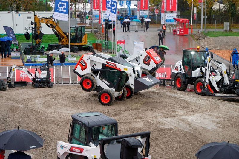 Bei Bobcat wurden die Besucher von einer Tanzeinlage mit schweren Baumaschinen unterhalten.  (Bild: Sandro Kipar/VCG)