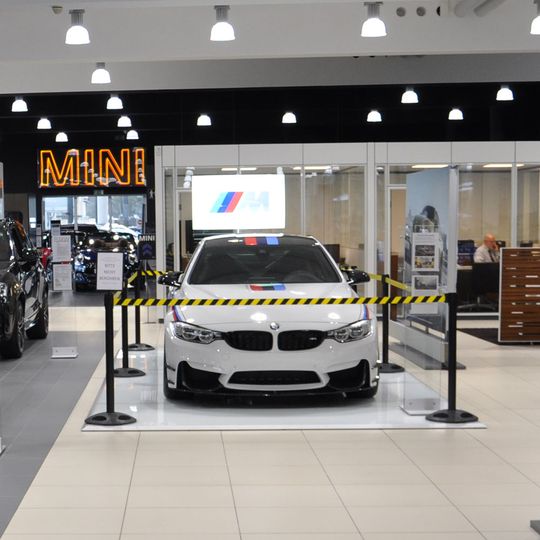 Die BMW-Autohäuser in Europa und den USA sind größtenteils zu.(Bild:  Wehner/»kfz-betrieb«)