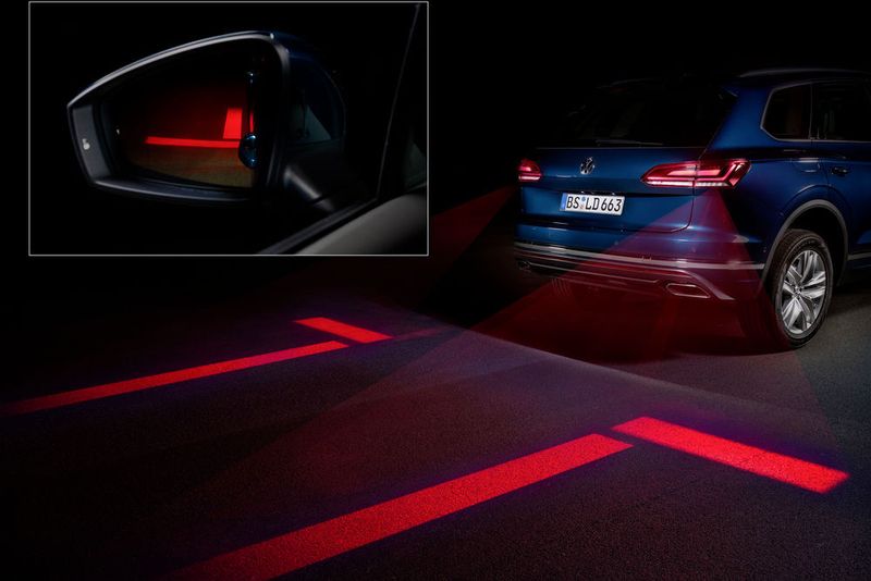 Denkbar sind beim Rücklicht auf den Boden projizierte Linien, die die Fahrzeugbreite und -länge markieren und das Einparken erleichtern. (VW)