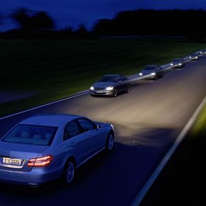 Der Adaptive Fernlichtassistent passt die Leuchtweite der Scheinwerfer an den Gegenverkehr an. Fotos: Daimler