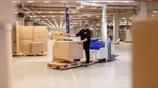 Der relativ neue und nicht zuletzt mobile Jumboflex Picker von Schmalz kommt zu den schweren Lasten bei JYSK, um sie kräfteschonend auf Paletten zu bugsieren.  (Bild: Schmalz / M. Wagenhan)