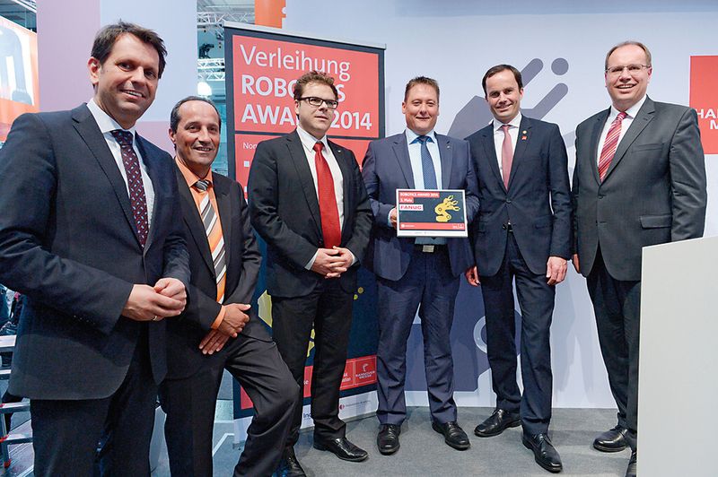 Verleihung des Robotics Award 2014 an die Keba AG, Linz (Österreich): Ausgezeichnet wurde das Roboterbediengerät „Ketop T10 Direct Move“, mit dem Roboter verfahren und eingerichtet werden können. (Bild: Deutsche Messe)