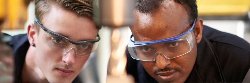 Das Azubi-Patenmodell hat sich bei Rittal bewährt: Gleichaltrige Azubis stehen den Flüchtlingen zur Seite, sind Ansprechpartner und Helfer bei schulischen, beruflichen und persönlichen Herausforderungen.(Bild:  Friedhelm Loh Group/Rittal)