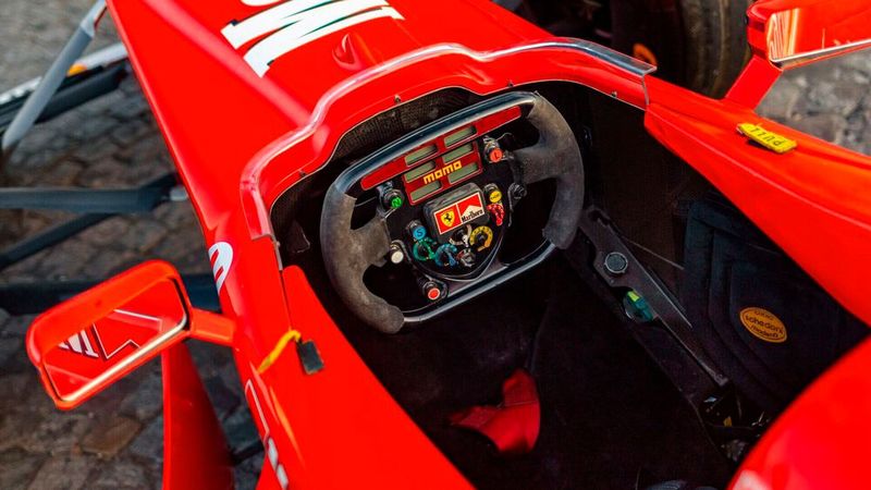Der F300 wurde im Laufe der Saison 1998 weiterentwickelt und verfeinert. Unter Rennsporthistorikern besteht jedoch kein Zweifel daran, dass die effiziente Aerodynamik und das ausgewogene V-10-Triebwerk die wahre Grundlage für die kommende Vorherrschaft der Scuderia in der Formel-1-Welt bildeten. (Bild: Kevin Van Campenhout ©2022 Courtesy of RM Sotheby’s)