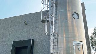 Nun gibt es die Möglichkeit, lose Produkte wie Kunststoffgranulate, in einem Vorratssilo zwischenzulagern, um sie zu einem späteren Zeitpunkt weiterzuverarbeiten. (Bild: Greiwing logistics for you GmbH)