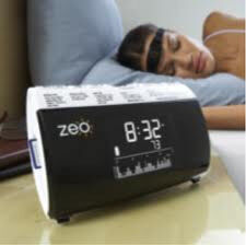 Zeo misst ähnlich wie ein EEG die Spannungen an der Stirnhaut und zeichnet  damit detailliert die Schlafphasen auf. (Zeo)