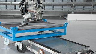 Der „Smart Transport Robot“ (STR) ist ein FTS, das vom Fraunhofer-IML gemeinsam mit der BMW Group entwickelt wurde. (Bild: Fraunhofer-IML)