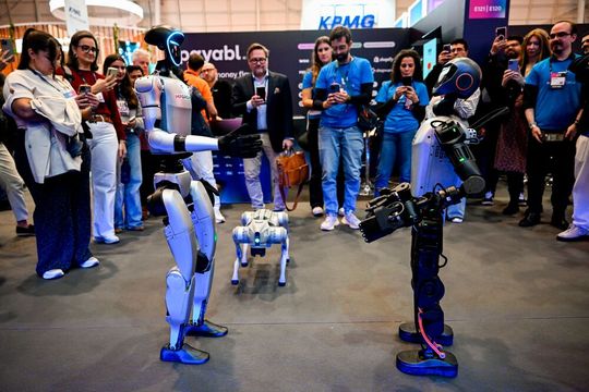 links: „Unitree G1“, ein humanoider Roboter des chinesischen Herstellers Unitree Robotics; rechts: „Atlas“ von Boston Dynamics, einer Tochter der Hyundai Motor Group.; mitte: „Unitree Go2“.(Bild:  Sam Barnes/Web Summit via Sportsfile)