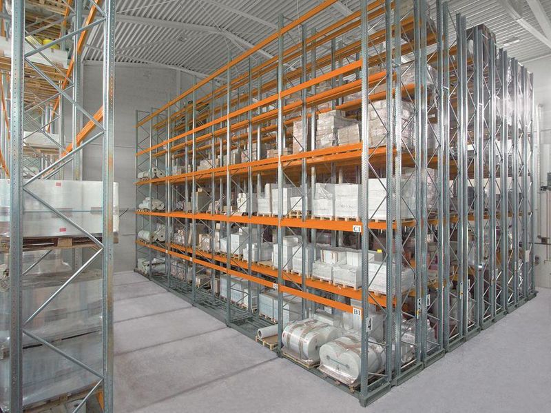 Still reports a growing demand for mobile racking systems. Compared to conventional racking it allows space savings of up to 80 %. (Still)