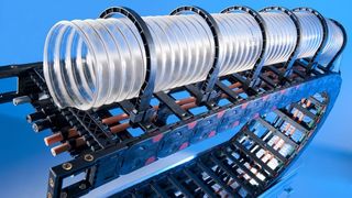 Mit den Murrplastik-Bügeln lassen sich Absaugschläuche mit den Energieführungsketten der Serie PowerLine verbinden. (Archiv: Vogel Business Media)