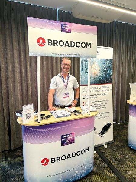 Walter Schütt zeigt mit bester Laune die mitgebrachten Neuerungen von BROADCOM. (Bild: Vogel IT-Medien GmbH)