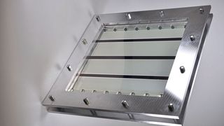 Was man hier sieht, ist die Frucht der Forschungsarbeit dreier Fraunofer-Institute im Rahmen des Projekts Neo-PEC. Es ging um nichts Geringeres, als um die Gewinnung von grünem Wasserstoff durch kompaktere und effizientere Module. Das haben sie geschafft ... (Bild: Fraunhofer-IKTS)