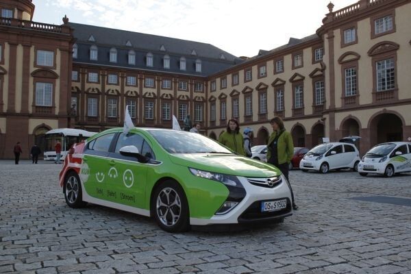 Bertha Benz Challenge 2012, 1. Tag: Ankunft der Teilnehmer am Mannheimer Schloss. Der Opel Ampera mit der Startnummer 5 - eines der vier teilnehmenden E-Fahrzeuge der Stadtwerke Osnabrück. (Ulrich Steinlechner)
