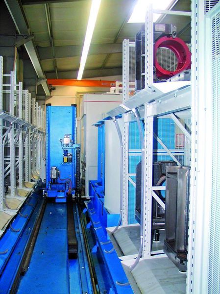 Bild 3: Aus einem Regal mit 31 Paletten auf zwei Ebenen wird die Fertigungszelle, bestehend aus zwei Linea-Bearbeitungszentren, mit Werkstücken versorgt. Bilder: Kuttkat (Archiv: Vogel Business Media)
