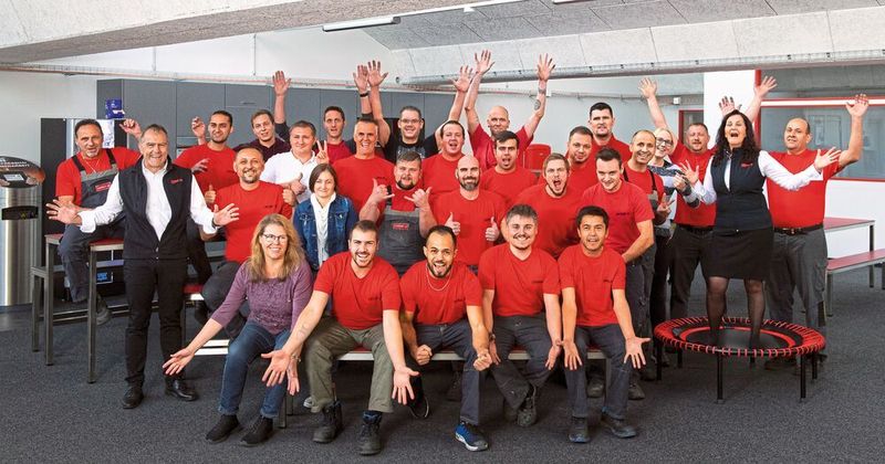 Hoch motiviert, gut gelaunt, fachlich kompetent: Das Team der Lastech AG im komplett neu gestalteten Bistro. (Thomas Entzeroth)