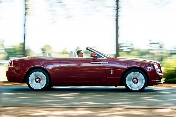 Statt weiter in der düsteren Mythologie der Schlossgespenster zu stöbern, würdigt der Dawn den magischen Moment der Morgenröte. (Foto: Rolls-Royce)
