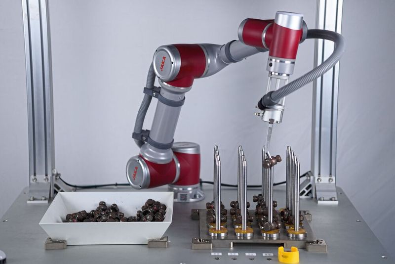 Jaka x Brütsch Elektronik Vertragsunterzeichnung (von links: Martin Kluge, Leiter Produktgeschäft Automation bei Brütsch Elektronik, Carsten Stiller, Head of Sales and Marketing bei JAKA Robotics, Cornelius Niemeyer, Leiter Geschäftsbereich Automation bei Brütsch Elektronik, Wolfgang Lienke, Head of JAKA Europe) (Bild: Jaka)