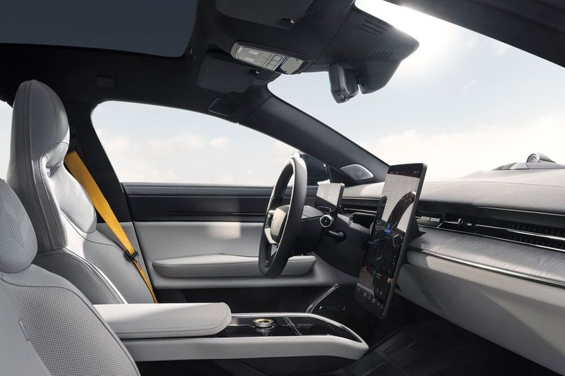 Die Sitzposition ist tief, das Cockpit auf den Fahrer ausgerichtet. Das Design ist reduziert, für die wichtigsten Funktionen gibt es Schnellzugriffe. (Bild: Polestar)