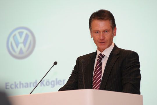 Eckhard Kögler, Verkaufsleiter Region Rhein Main der Volkswagen AG, lobte in seiner Rede die Hartnäckigkeit der Drittplatzierten des diesjährigen Women’s Awards Ulrike Kehm, Inhaberin des Autohauses Kehm in Bad Neustadt. (Archiv: Vogel Business Media)