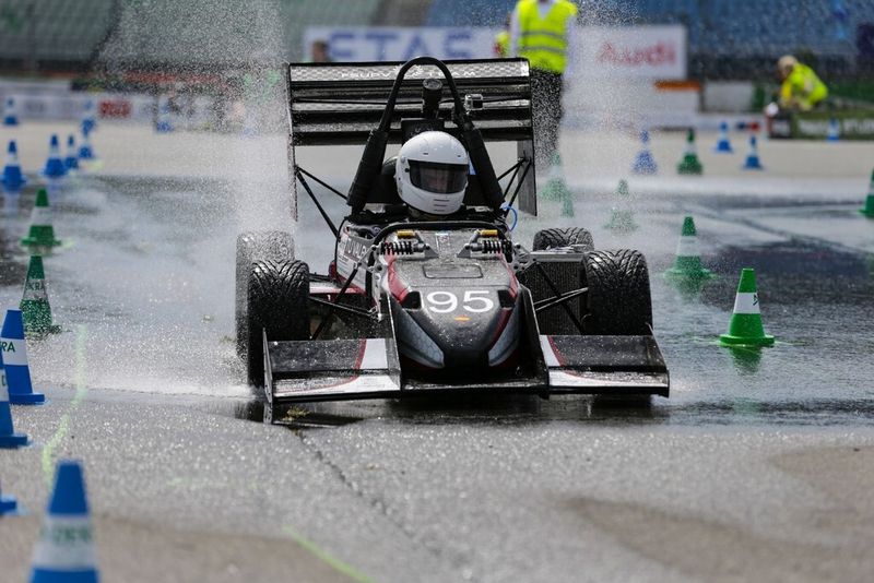 Bereits seit 10 Jahren kämpfen Studententeams aus aller Welt am Hockenheimring bei Formula Student Germany mit ihren selbstkonstruierten Rennboliden um den Sieg. (Formula Student Germany/ Hirvonen)