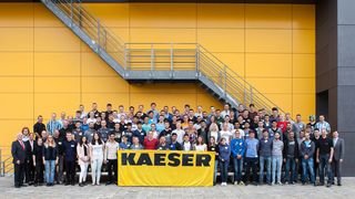 Preisverleihung in Berlin (im Ehrungsbild von links): Marco Jaeger (Handwerksjunioren), Hans-Peter Friedrich (MdB), Dr. Rolf Eberwein (Personalleiter Kaeser Kompressoren), Rüdiger Hopf (Ausbildungsleiter Kaeser Kompressoren),  Michaela Partheimüller (Wirtschaftsjunioren), Michael Schillinger (Inter Versicherungsgruppe). (o-ausbildungsass-de)