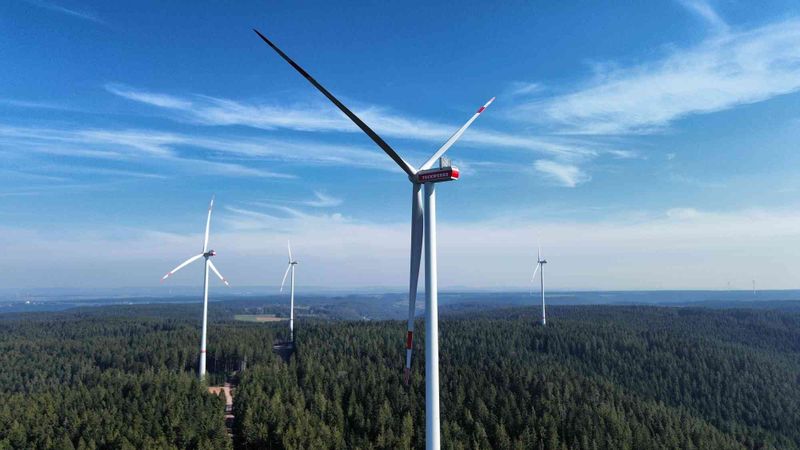 Der Windpark "Falkenhöhe" im mittleren Schwarzwald ist vollständig in Betrieb. Mit der vierten Windenergieanlage erreicht das Bürgerenergieprojekt eine Gesamtleistung von 16,8 MW.(Bild:  Teckwerke Bürgerenergie)
