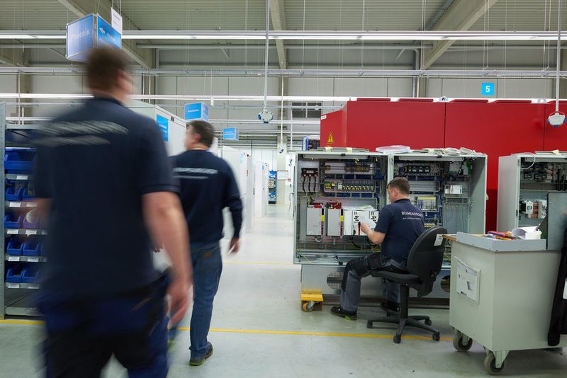 Während der Bestückung verwenden die Mitarbeiter 3D-Aufbaupläne aus Eplan Pro Panel. (Rittal)